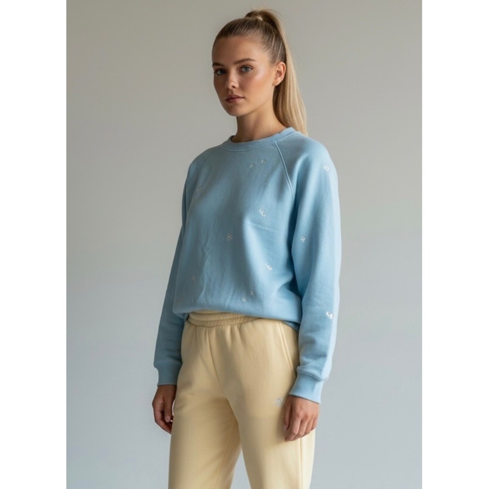 Old Navy SoComfy Daisy Embroidered Sweatshirt Medium Blue Crewneck Pullover